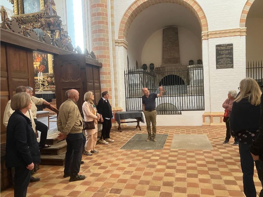 Billede med Per Højland i centrum under rundvisning i Sorø Klosterkirke.