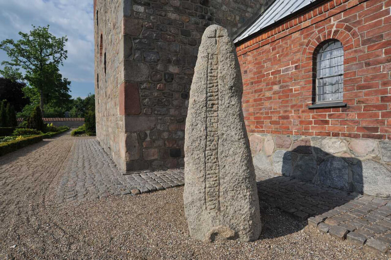 Runesten udenfor Fjenneslev Kirke