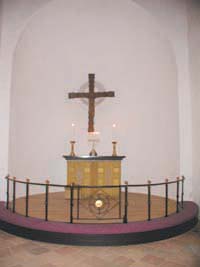 Alterbord og krucifiks i Fjenneslev Kirke