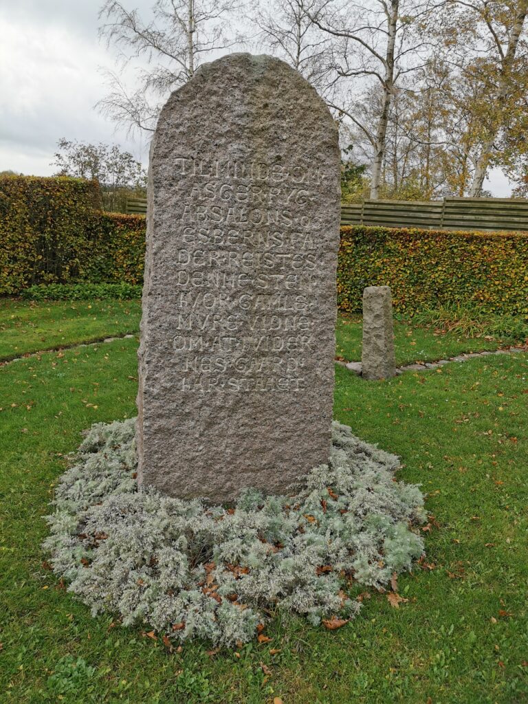 Runesten udenfor Fjenneslev Kirke